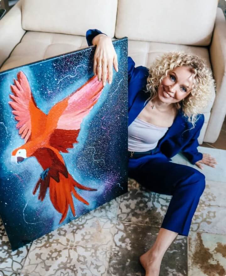 Художница Наталья Балац со своими картинами